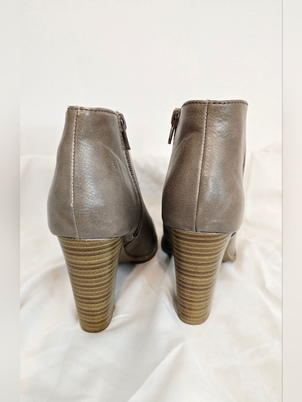 Report Rowdy Peep Toe Ankle Booties Taupe Block Heel Zip Women’s Size 9 - Picture 6 of 8
